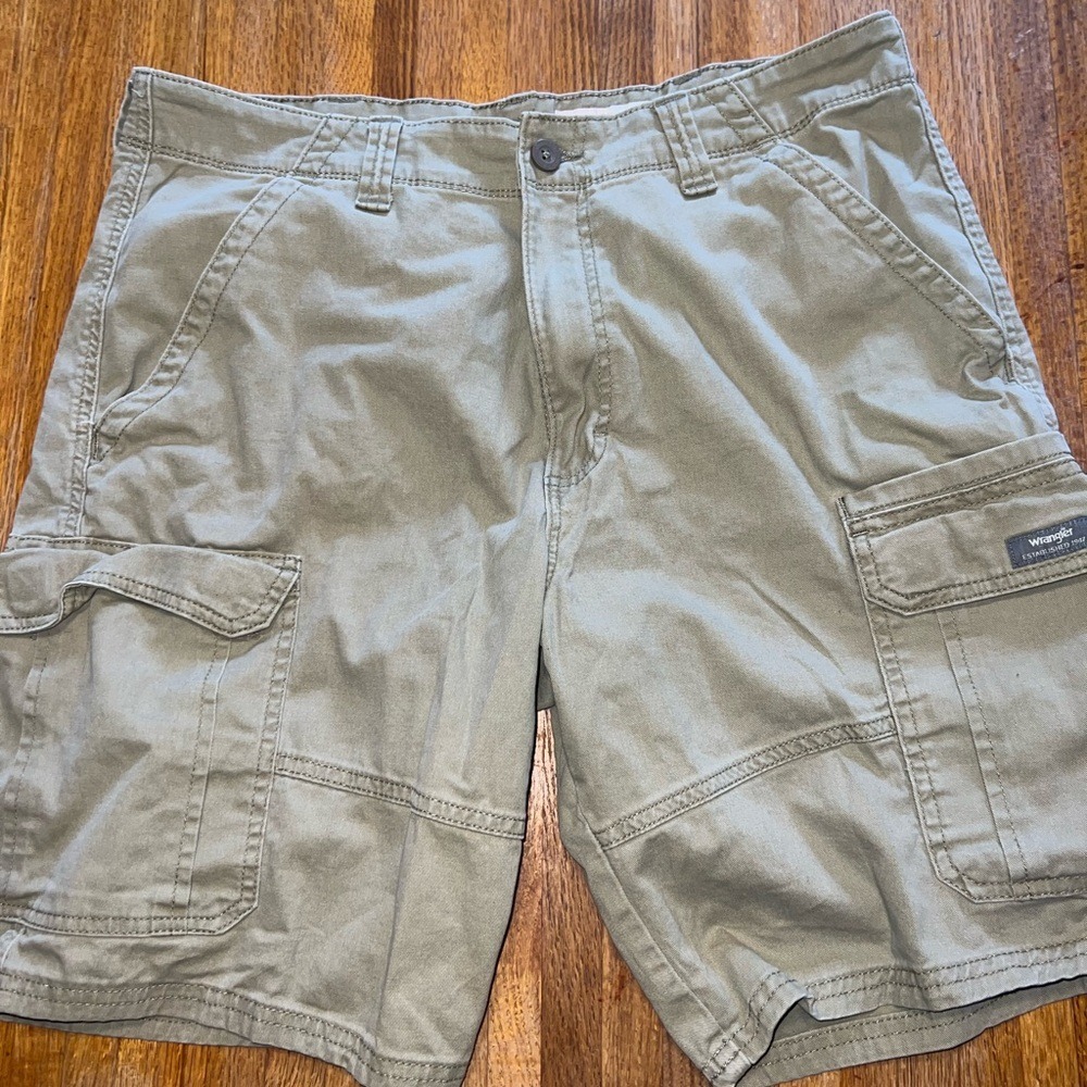 Wrangler Men 34x10 Khaki Tan Cargo Relaxed Fit Tech Pockets Outdoor Shorts